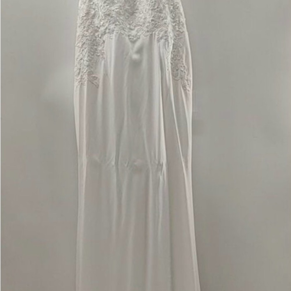 Elegant White Gown with Appliqué Detail - Picture 9 of 9